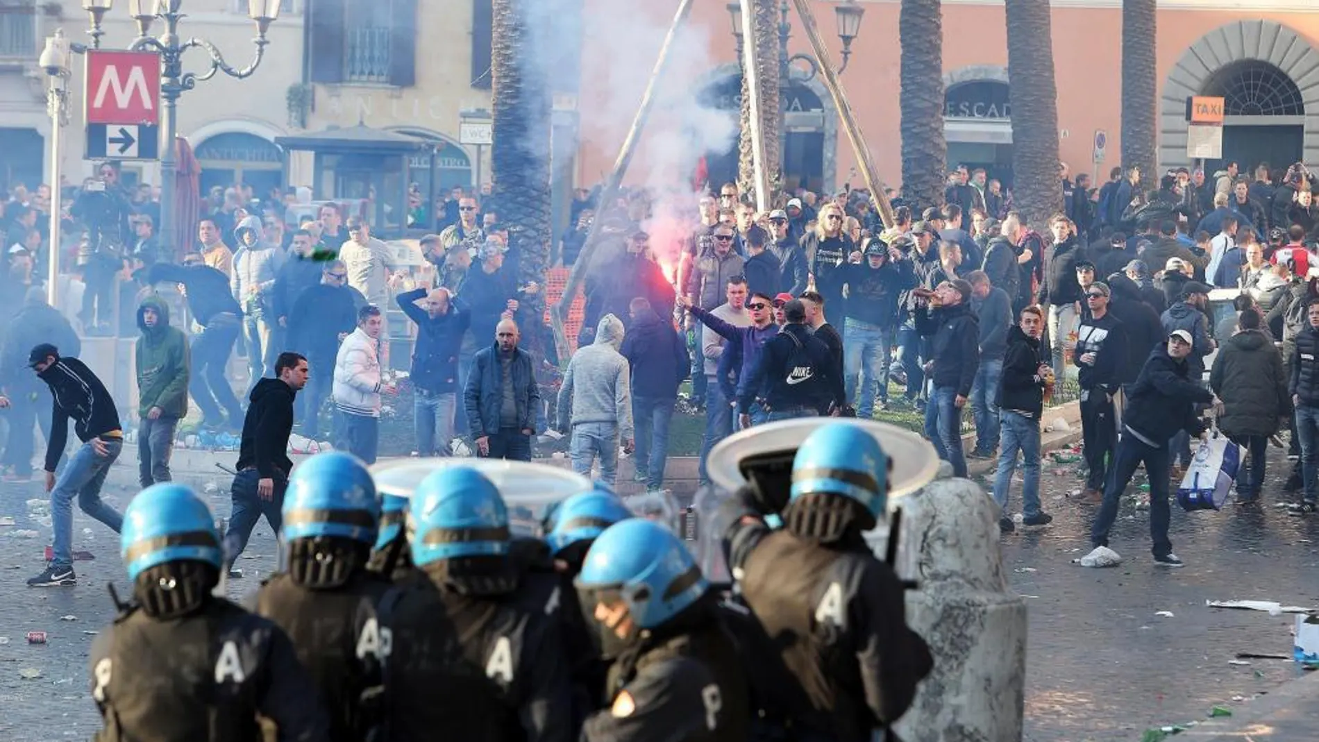 Aficionados del Feyenoord se enfrentan a la Policía italiana en la Plaza de España en Roma.