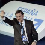 El presidente del Gobierno, Mariano Rajoy, saluda a los asistentes a la Convención Nacional del PP