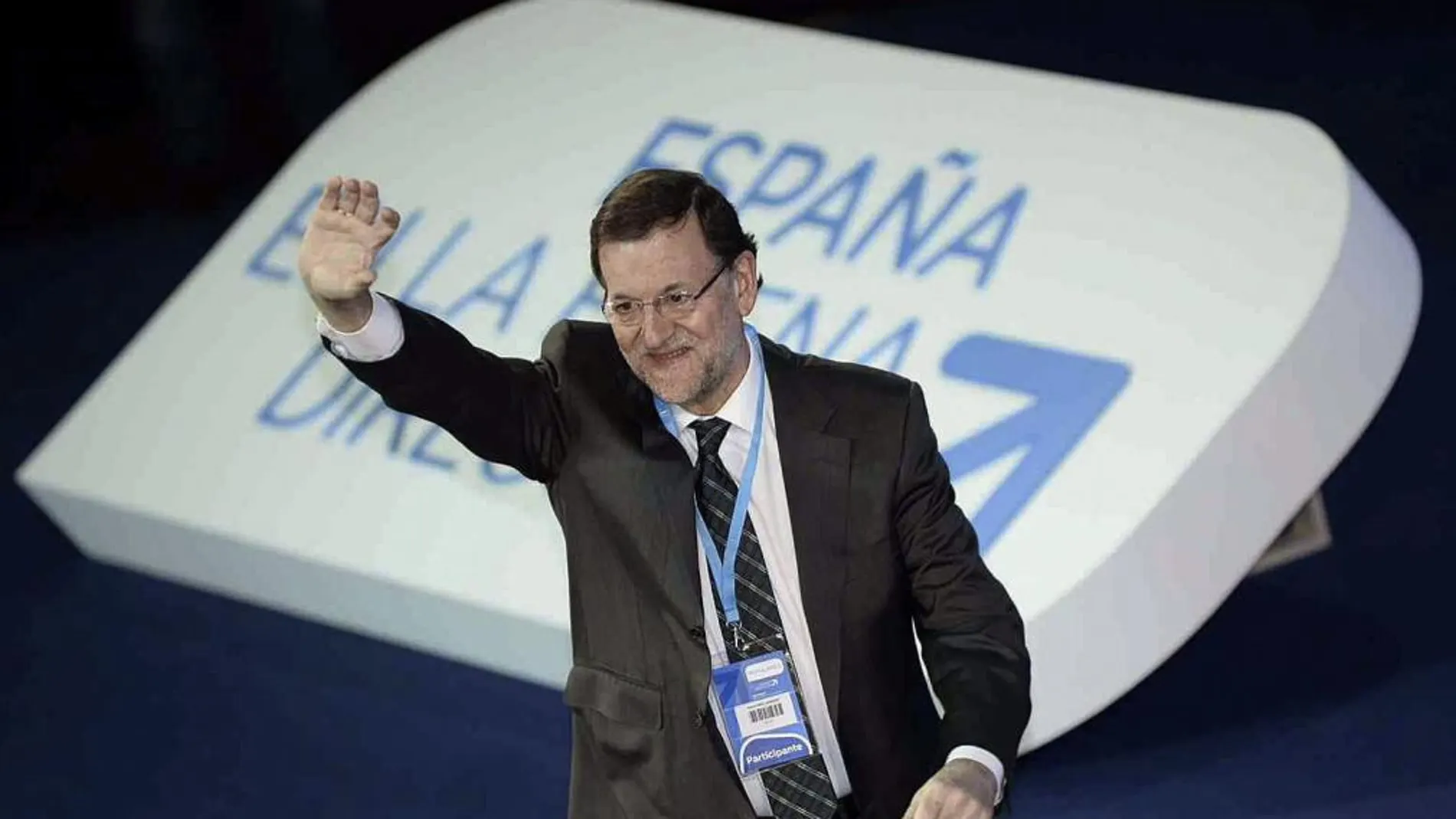 El presidente del Gobierno, Mariano Rajoy, saluda a los asistentes a la Convención Nacional del PP