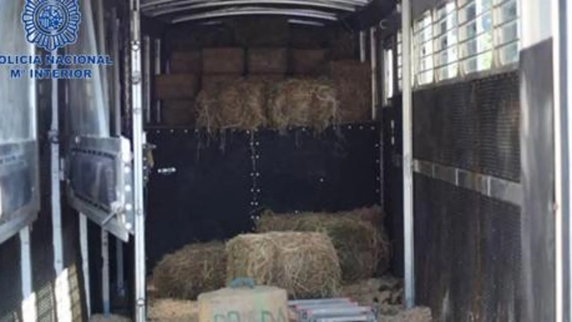 La mitad del estupefaciente se localizó oculta tras alpacas de paja en un remolque de caballos.