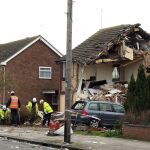 Miembros del servicio de emergencias trabajan en el lugar donde se ha producido una explosión de gas, en Clacton, Reino Unido