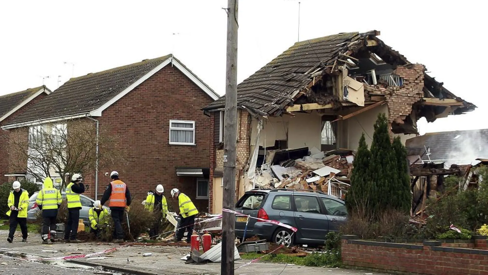 Miembros del servicio de emergencias trabajan en el lugar donde se ha producido una explosión de gas, en Clacton, Reino Unido