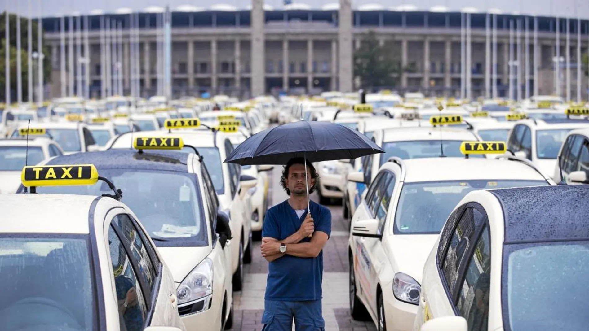 BERLÍN. Cerca de un millar de taxis se congregaron cerca del Estadio Olímpico