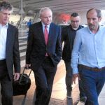 Los mediadores Powell y McGuinness, a su llegada al aeropuerto de Bilbao en su última visita, en la que no dieron información ni soluciones