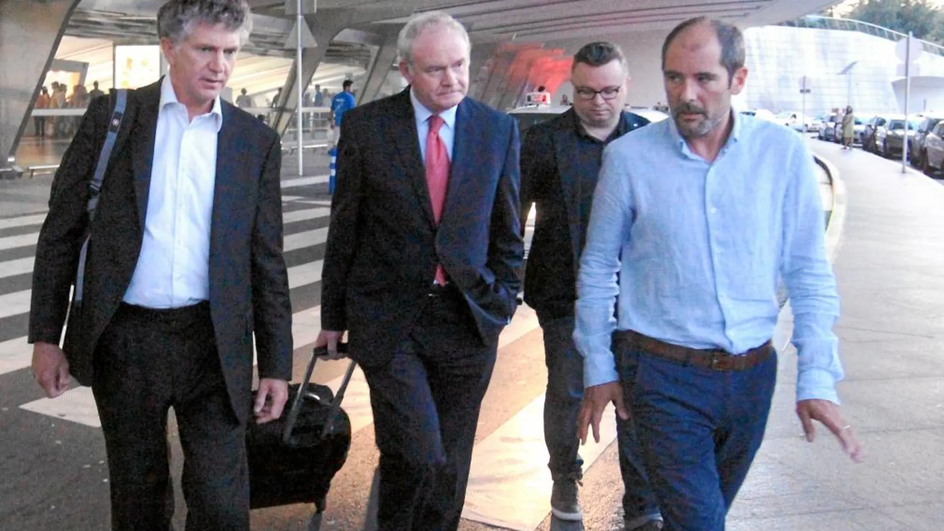 Los mediadores Powell y McGuinness, a su llegada al aeropuerto de Bilbao en su última visita, en la que no dieron información ni soluciones
