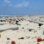 Restos de basura arrojados por el mar a una palya de Hawai