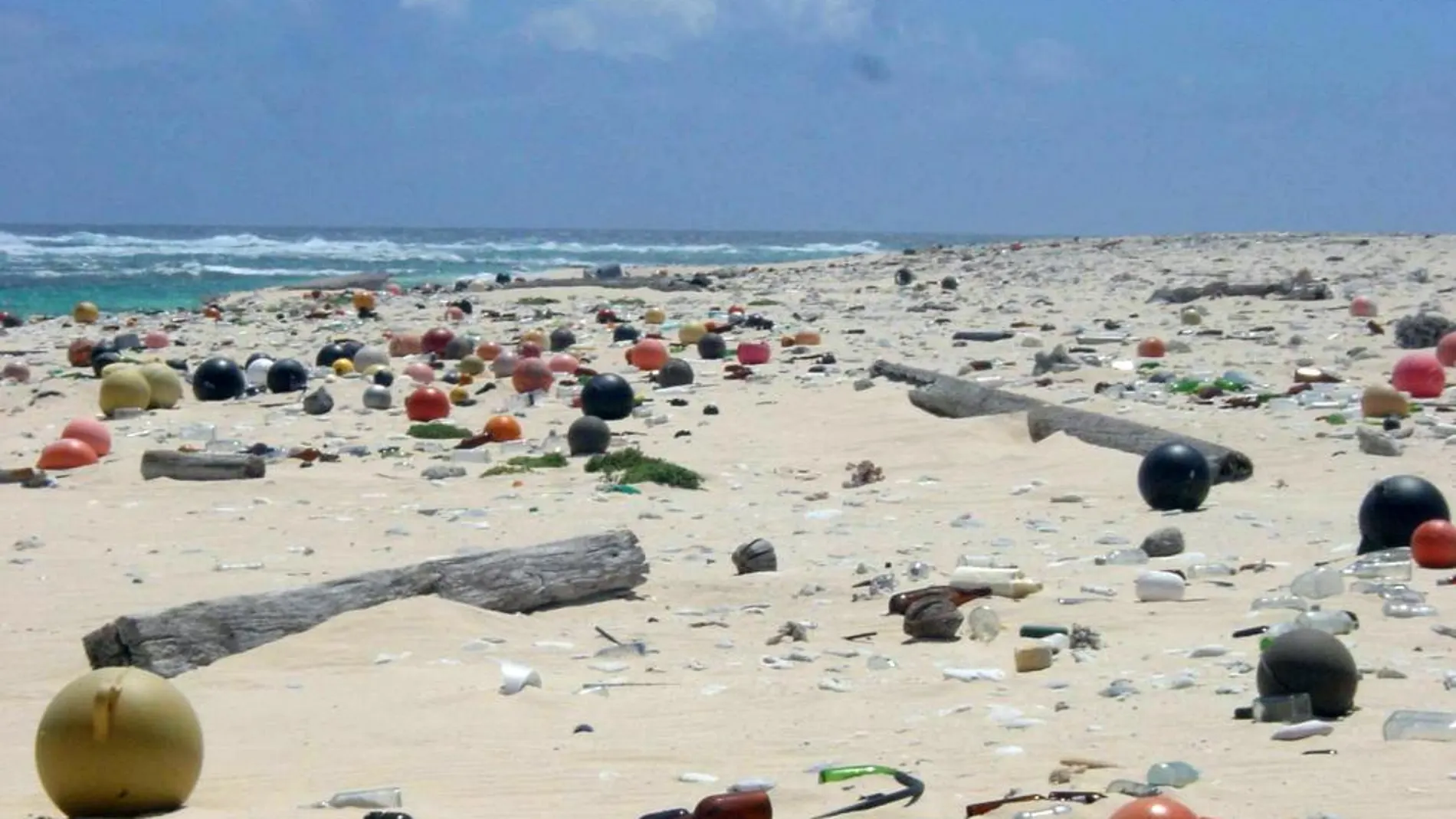 Restos de basura arrojados por el mar a una palya de Hawai