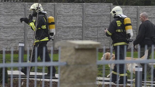 Unos bomberos y un miembro de los servicios de rescate, junto a un perro rastreador, llegan a la residencia del embajador palestino en Praga