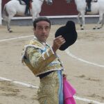 Enrique Ponce saluda tras romperse el paseíllo