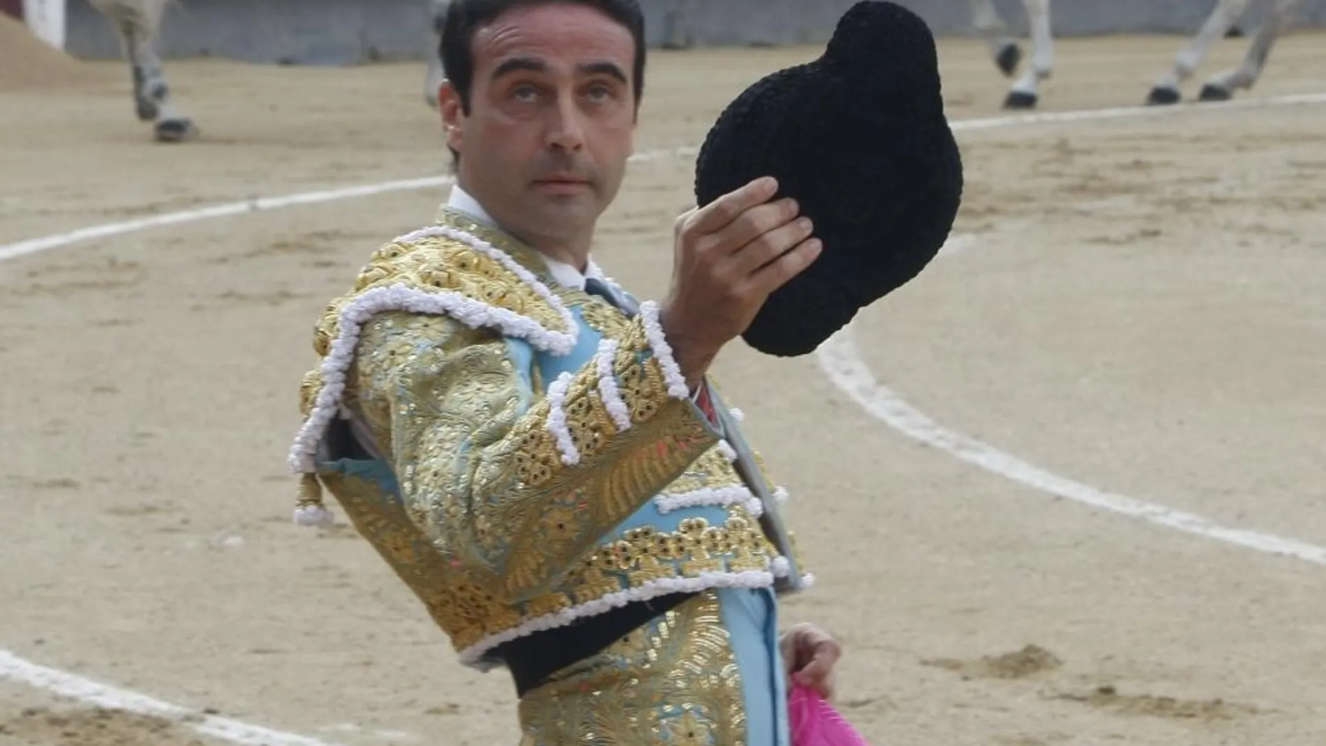 Enrique Ponce saluda tras romperse el paseíllo