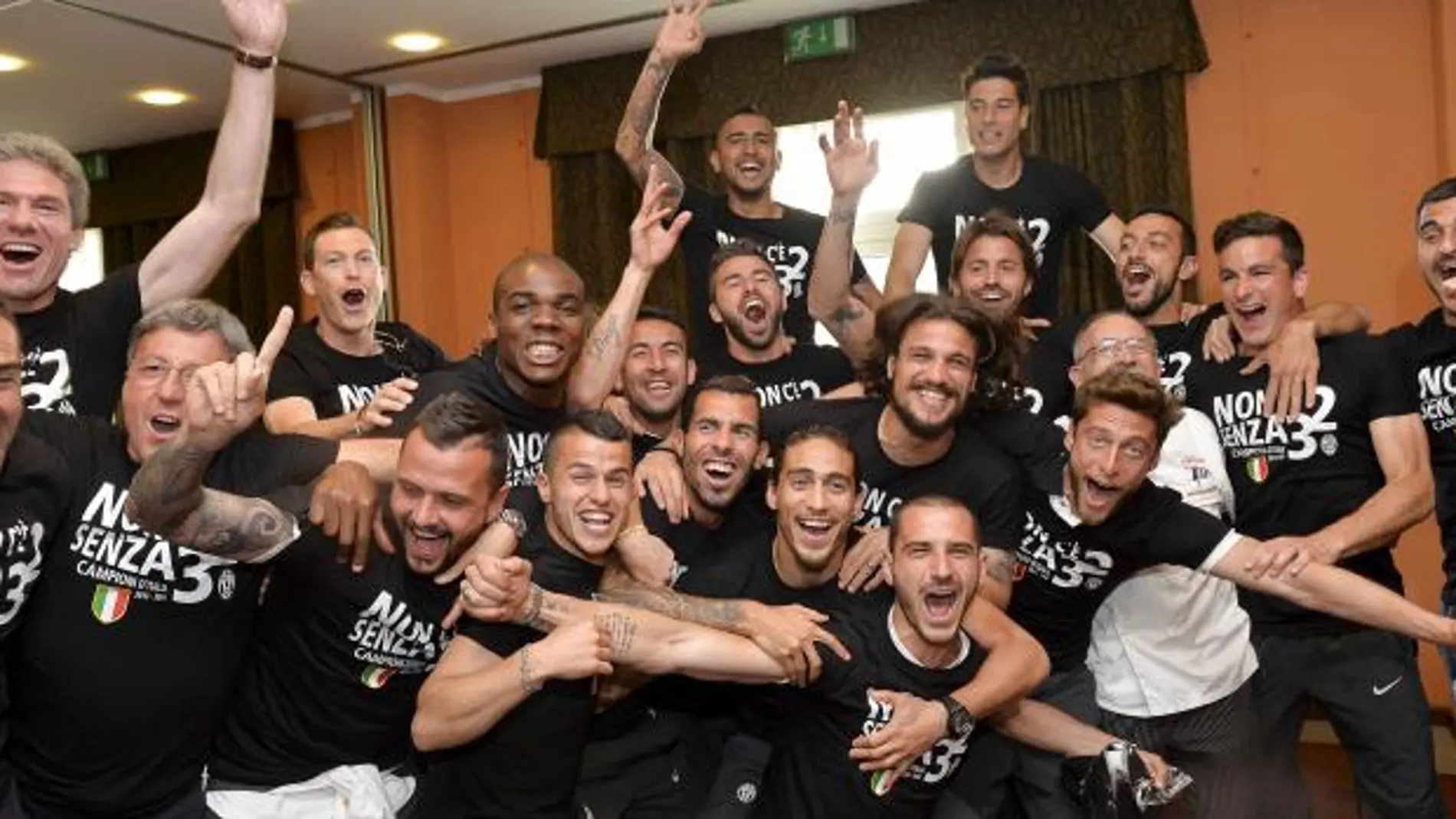Los jugadores celebrando el título.