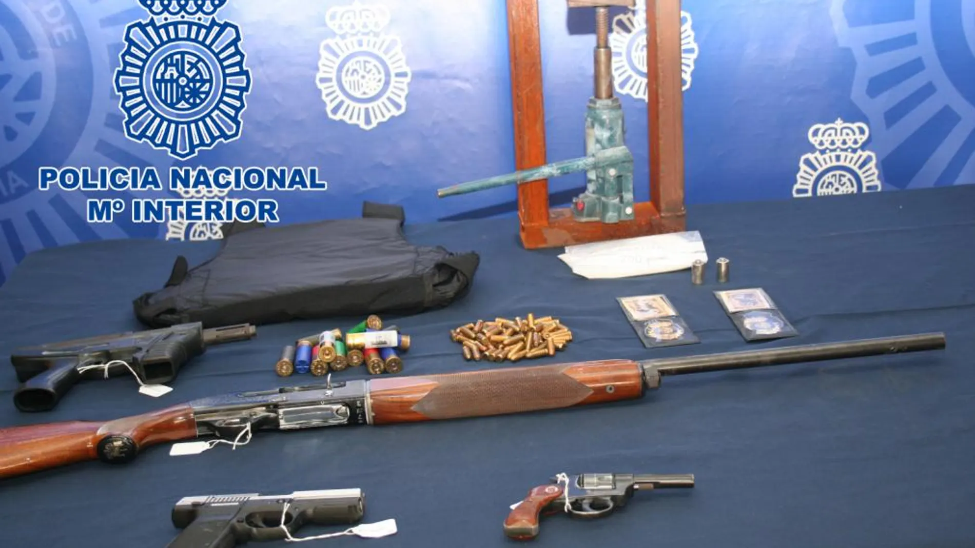 Imagen de las armas de fuego incautadas en la operación