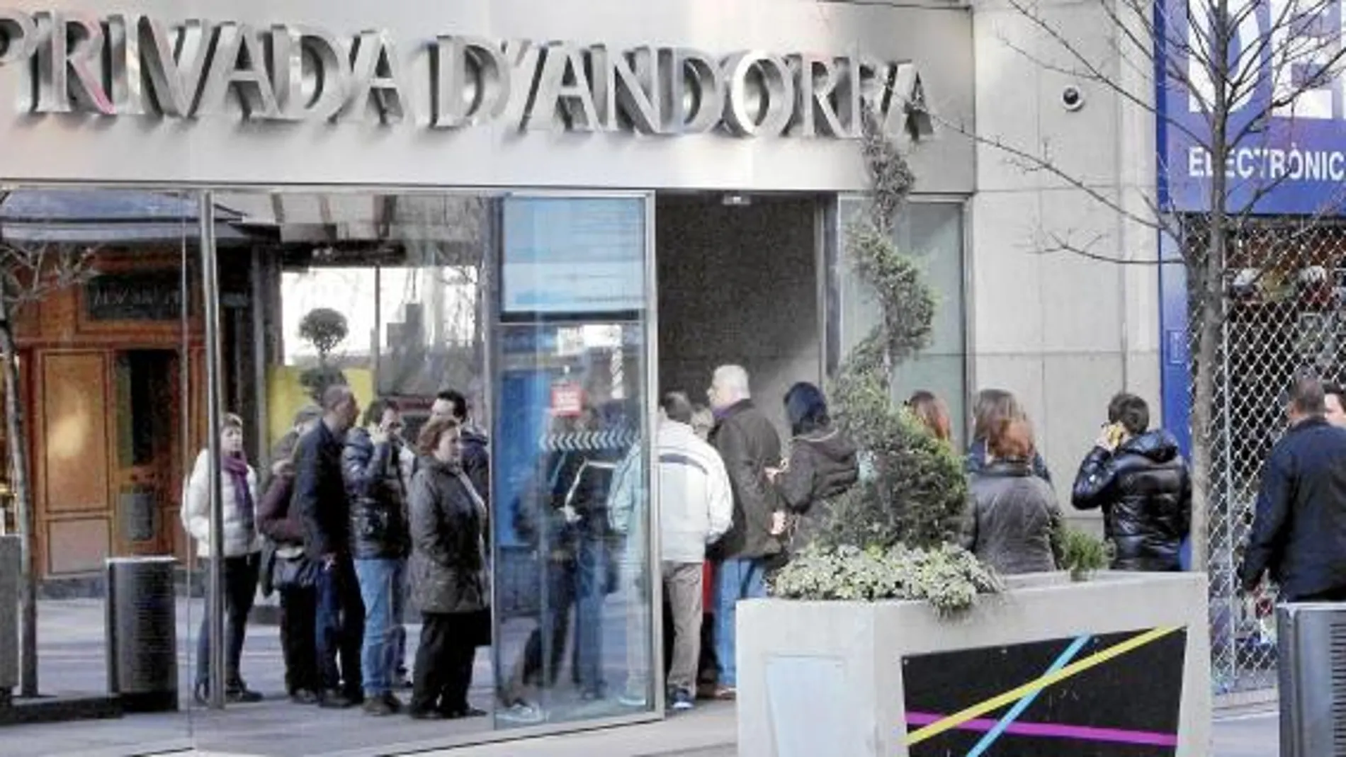 Largas colas de clientes de BPA a las puertas de una oficina de la entidad, ayer, en Andorra