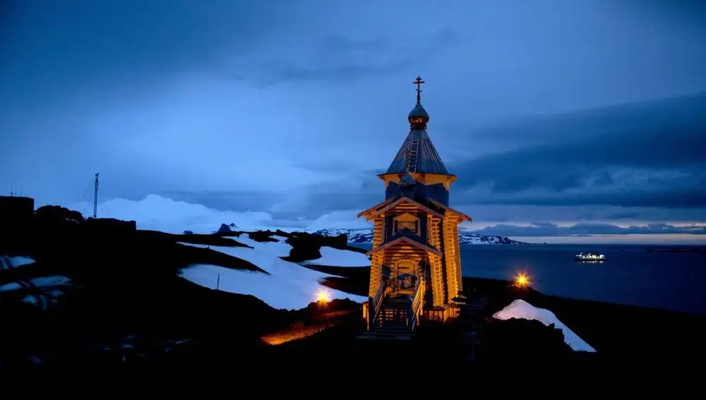 La iglesia ortodoxa Santísima Trinidad, en la estación de Bellinghausen de Rusia en la Isla Rey Jorge en la Antártida