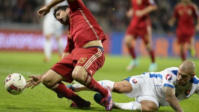 El delantero español Diego Costa pelea por el control del balón con el eslovaco Martin Skrtel