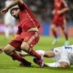 El delantero español Diego Costa pelea por el control del balón con el eslovaco Martin Skrtel