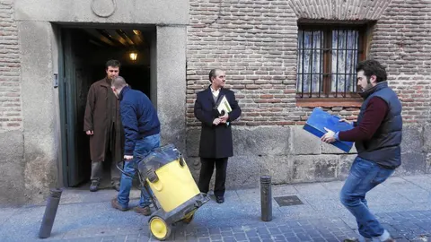 Los investigadores introdujeron ayer en la cripta los enseres para convertirla en un laboratorio