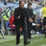 El entrenador del Atlético de Madrid, el argentino Diego Simeone, da instrucciones a sus jugadores durante el partido ante el Málaga