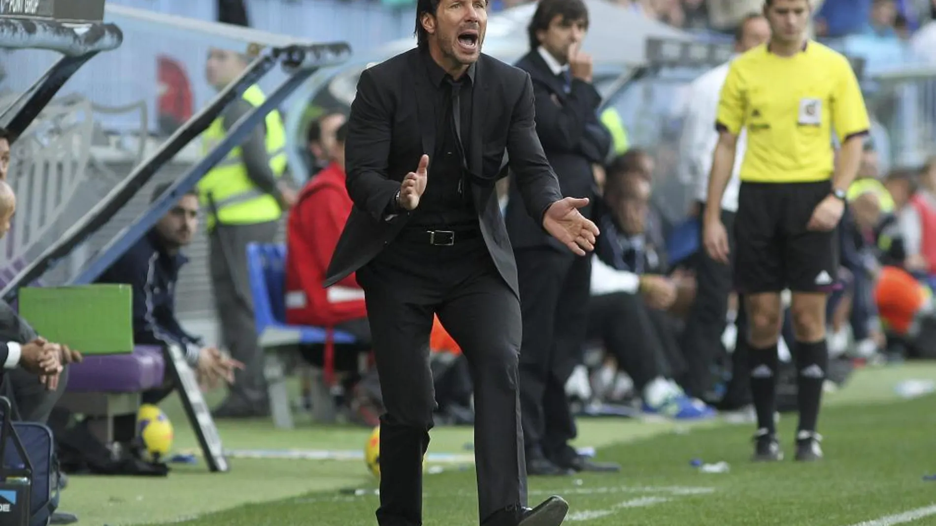 El entrenador del Atlético de Madrid, el argentino Diego Simeone, da instrucciones a sus jugadores durante el partido ante el Málaga