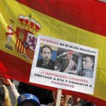 Venezolanos protestan ayer en la inauguración de la exposición organizada en Madrid por la Embajada