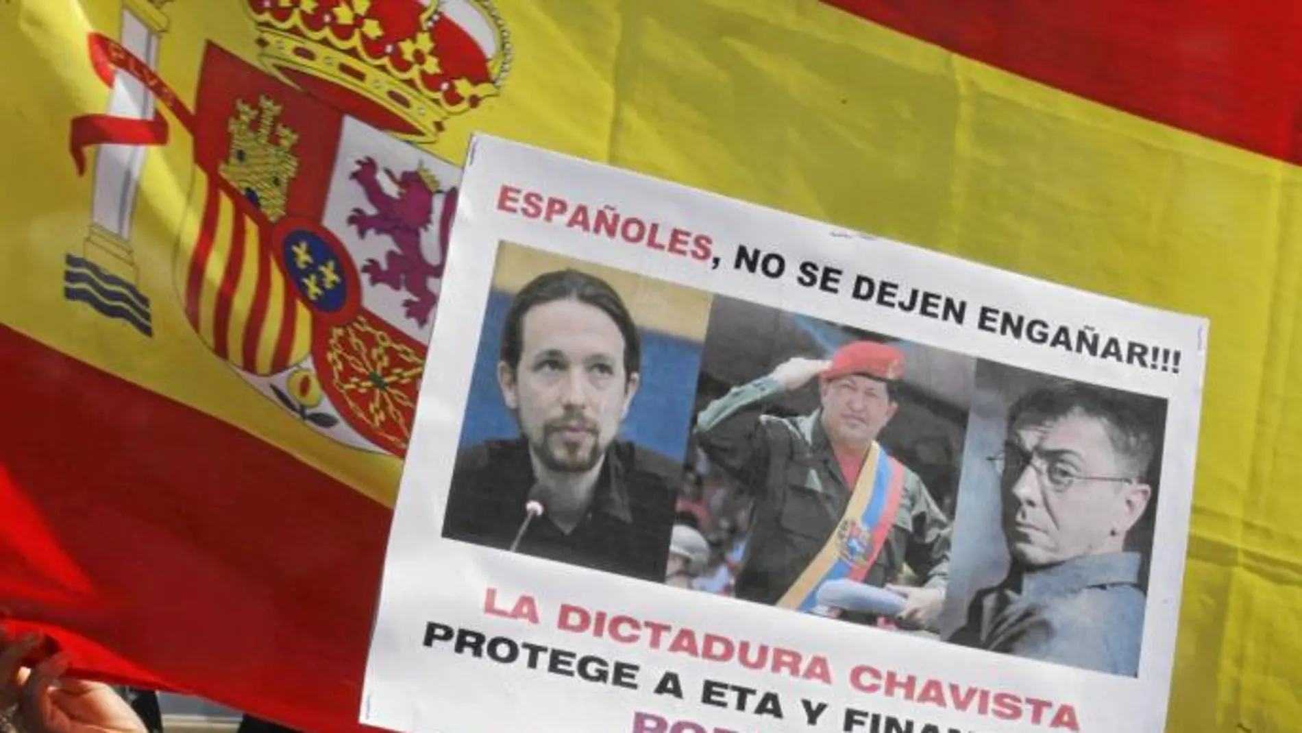 Venezolanos protestan ayer en la inauguración de la exposición organizada en Madrid por la Embajada