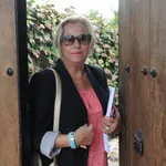 Maite Zaldívar, en la puerta de su casa marbellí