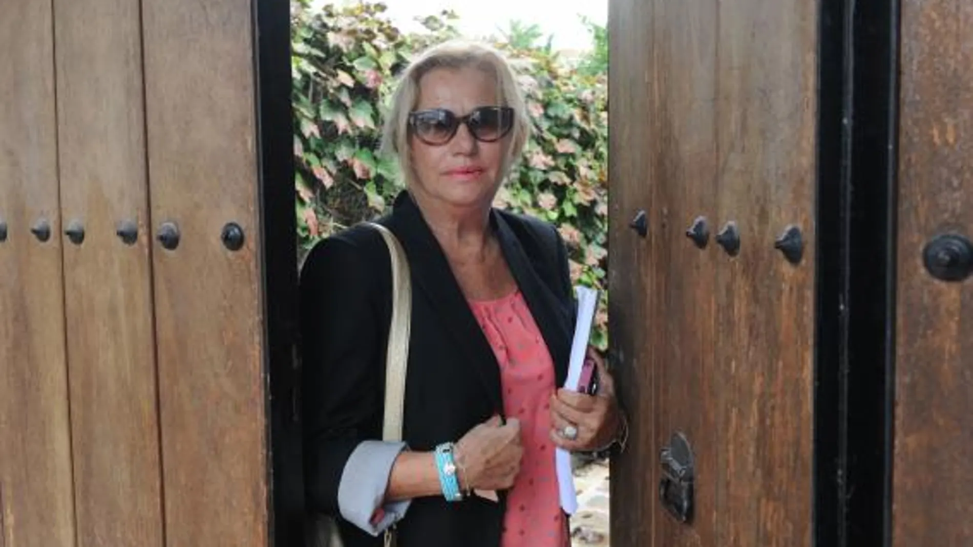 Maite Zaldívar, en la puerta de su casa marbellí