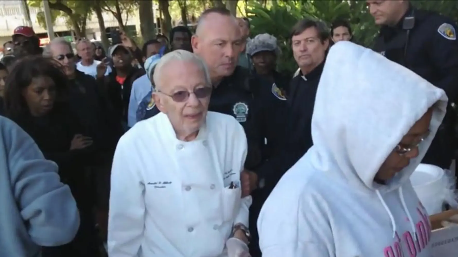 Un hombre de 90 años se enfrenta a dos meses de cárcel por repartir comida a personas sin hogar