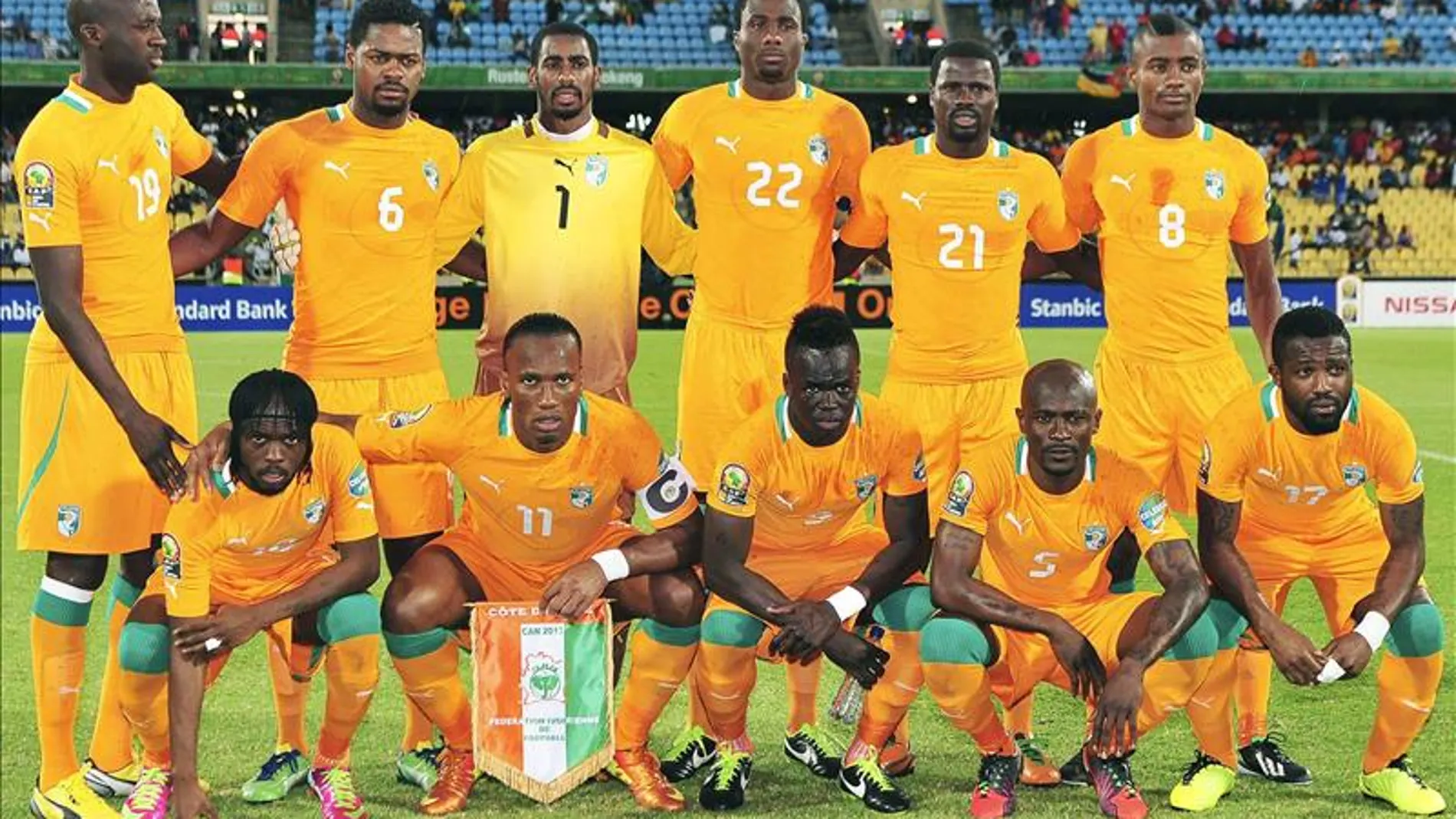 Los jugadores de la selección de Costa de Marfil, antes del comienzo de un partido de la Copa de África