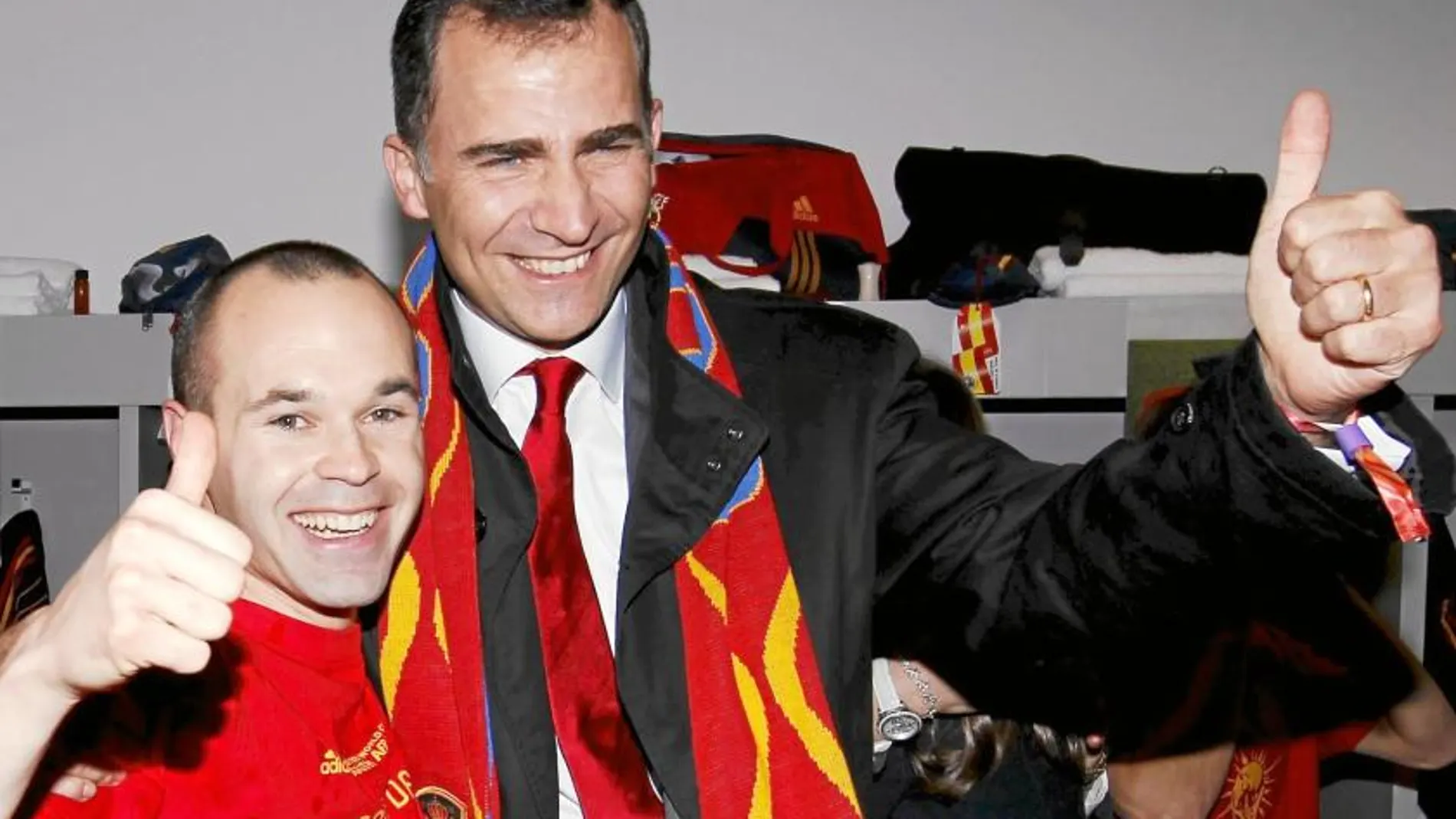 Don Felipe, junto a Andrés Iniesta después de que España ganara el Mundial