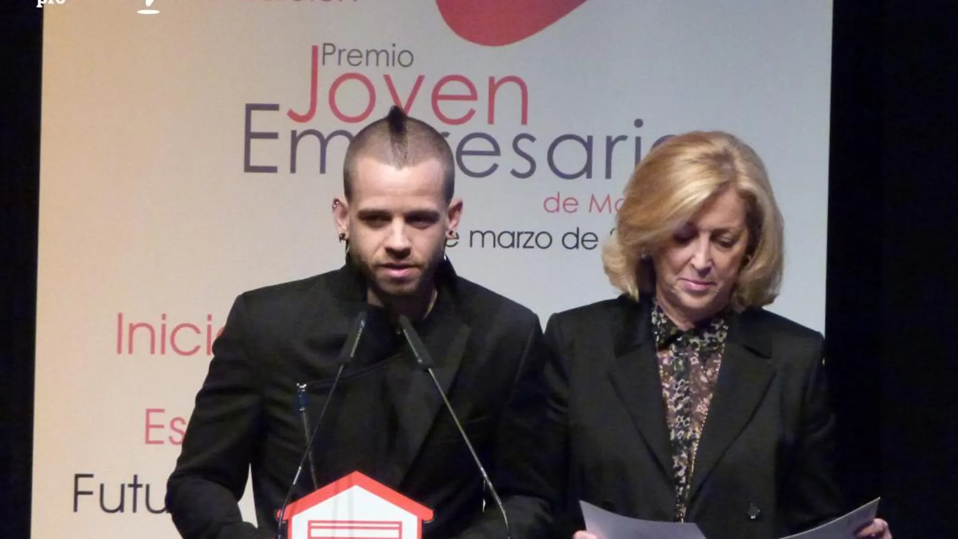 David Muñoz, mientras recogía el premio al joven empresario de AJE