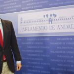 El presidente del PP-A, Juanma Moreno, momentos antes de comparecer hoy ante los medios en el Parlamento andaluz