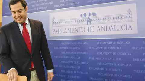 El presidente del PP-A, Juanma Moreno, momentos antes de comparecer hoy ante los medios en el Parlamento andaluz