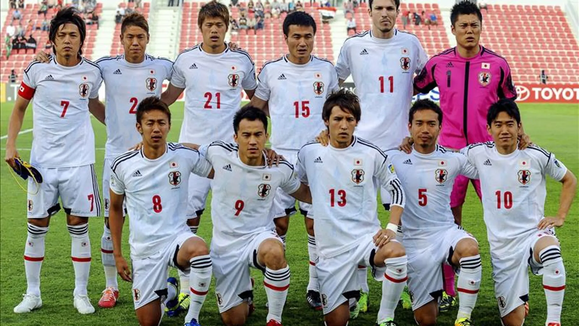 Los jugadores de la selección de Japón posan antes del partido frente a Irak disputado en junio para la clasificación para el Mundial.