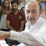 Alfredo Pérez Rubalcaba ha votado hoy en la Agrupación Socialista de Majadahonda (Madrid).