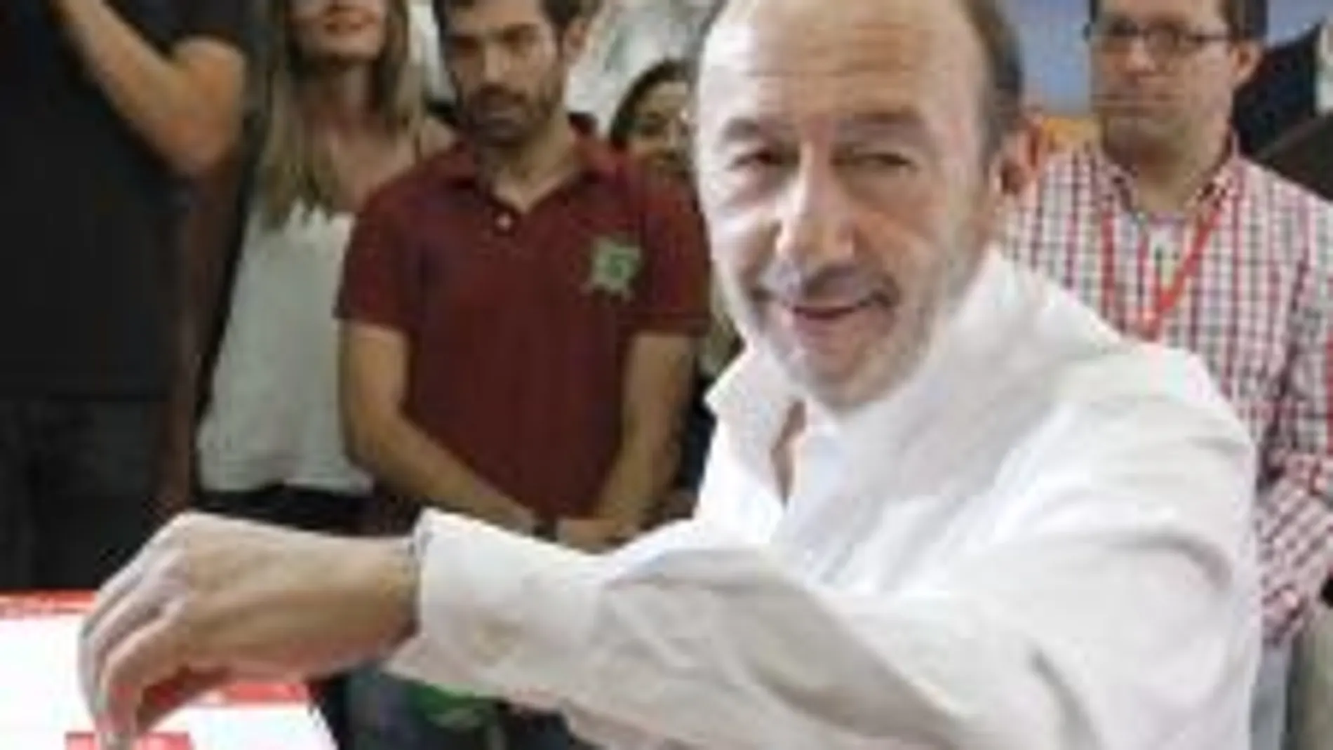 Alfredo Pérez Rubalcaba ha votado hoy en la Agrupación Socialista de Majadahonda (Madrid).