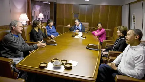 El ex presidente Bush charla distendidamente con Obama durante el trayecto a bordo del «Air Force One»