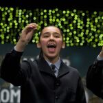 Los niños de San Ildefonso Ismael Rastrelli Mekerbech (d) y Janna Flores Villavicencio (i), quienes cantaron el premio Gordo del año 2020, que recayó en el número 13.437