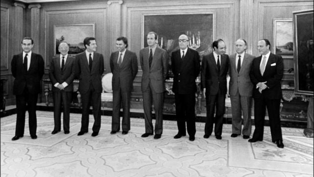 Desde la izquierda, Landelino Lavilla, Santiago Carrillo, Adolfo Suárez, Felipe González, el Rey Juan Carlos, Miquel Roca, Javier Arzallus y Manuel Fraga en 1980