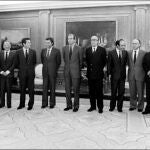 Desde la izquierda, Landelino Lavilla, Santiago Carrillo, Adolfo Suárez, Felipe González, el Rey Juan Carlos, Miquel Roca, Javier Arzallus y Manuel Fraga en 1980