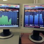 Pantalla que muestra la evolución de la prima de riesgo (i) y el principal indicador de la bolsa española, el IBEX 35 (d) durante toda la semana.