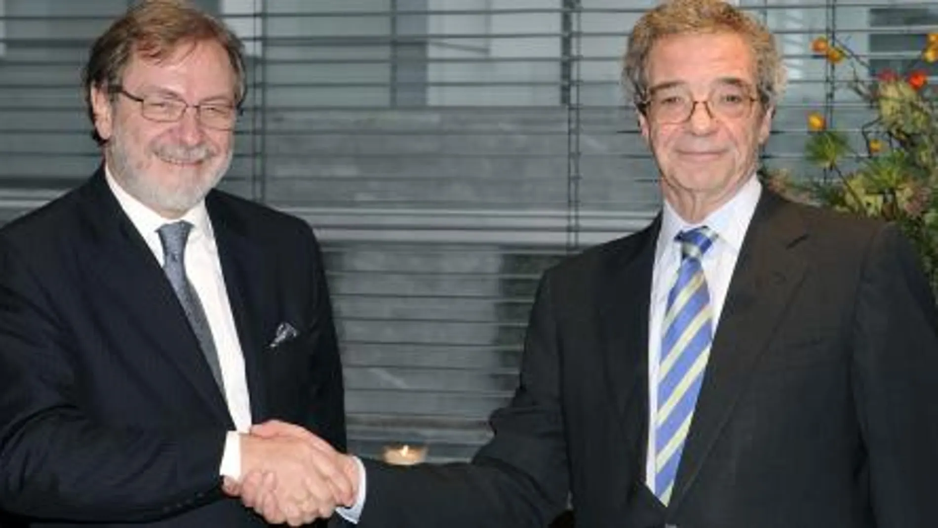 César Alierta estrecha la mano al presidente de PRISA, Juan Luis Cebrián, tras la compra por Telefónica del 21% de Digital+, en 2009.