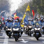 El desfile de banderas reunió en el centro de Valladolid a miles de moteros, pero también a aficionados y vecinos sorprendidos por la gran afluencia de pilotos