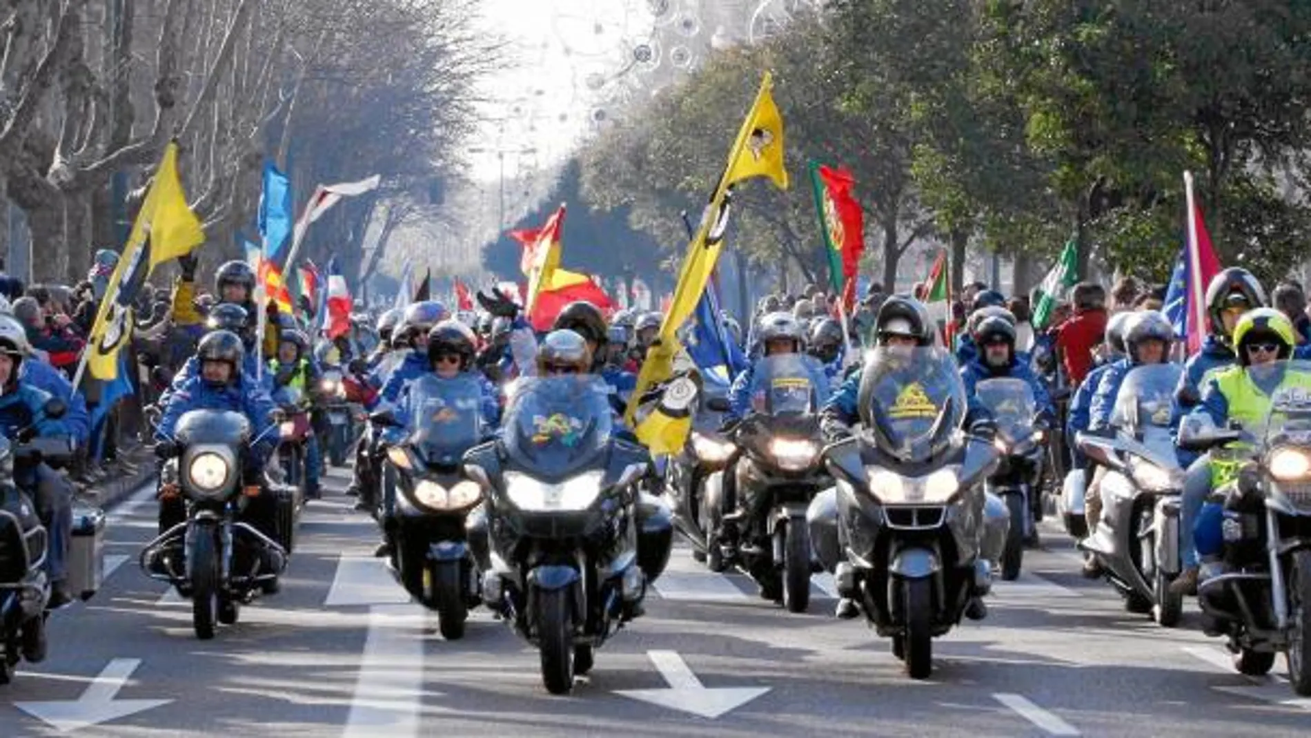 El desfile de banderas reunió en el centro de Valladolid a miles de moteros, pero también a aficionados y vecinos sorprendidos por la gran afluencia de pilotos