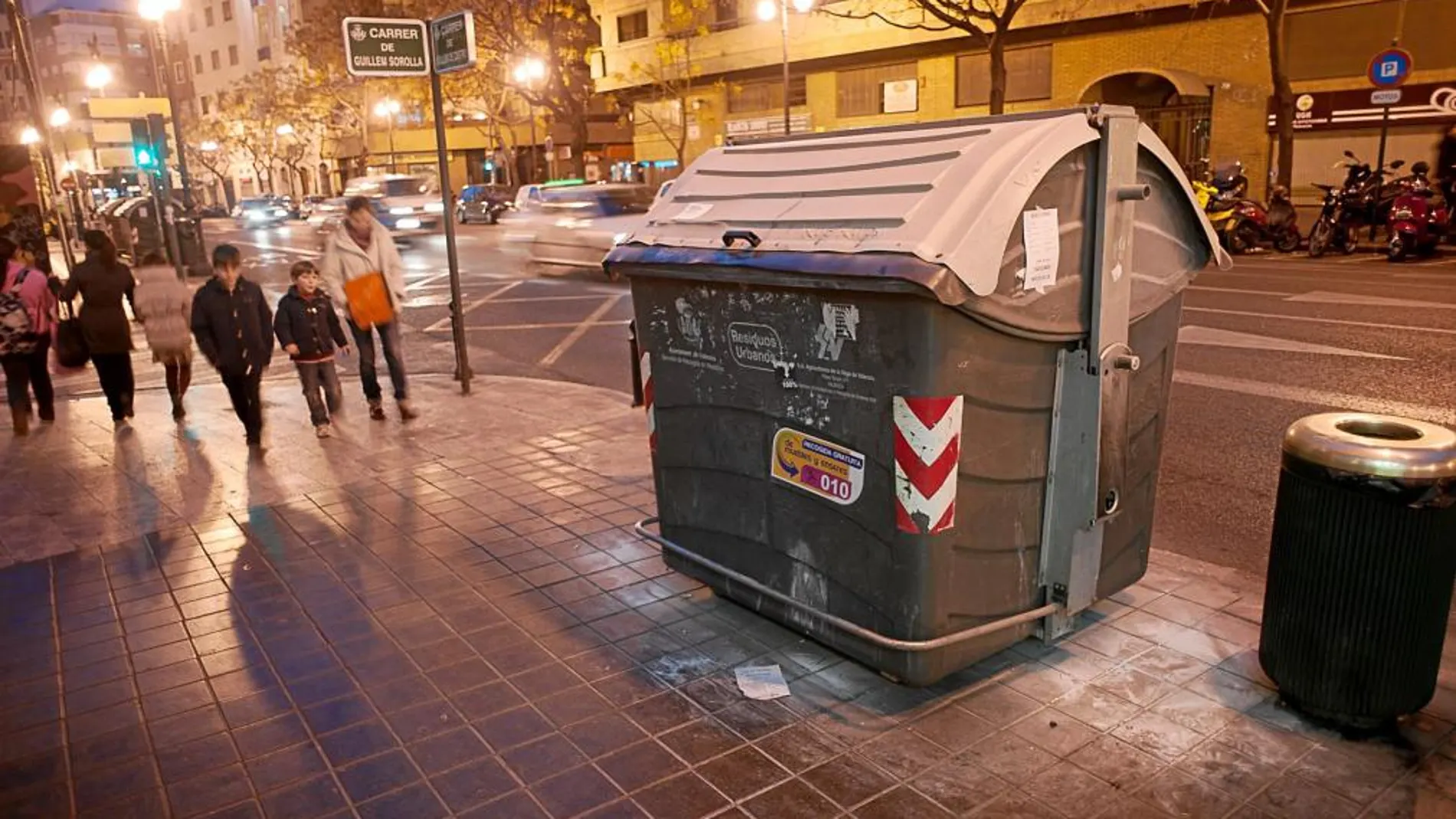 El Ayuntamiento tardó apenas unas horas en reponer los contenedores