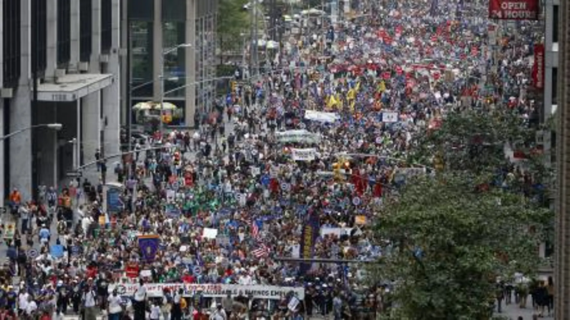 Cientos de miles de manifestantes se han dado cita en las calles de Nueva York en la marcha contra el cambio climático.
