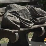 Polémica en EE UU por una escultura de un "homeless"durmiendo en un banco