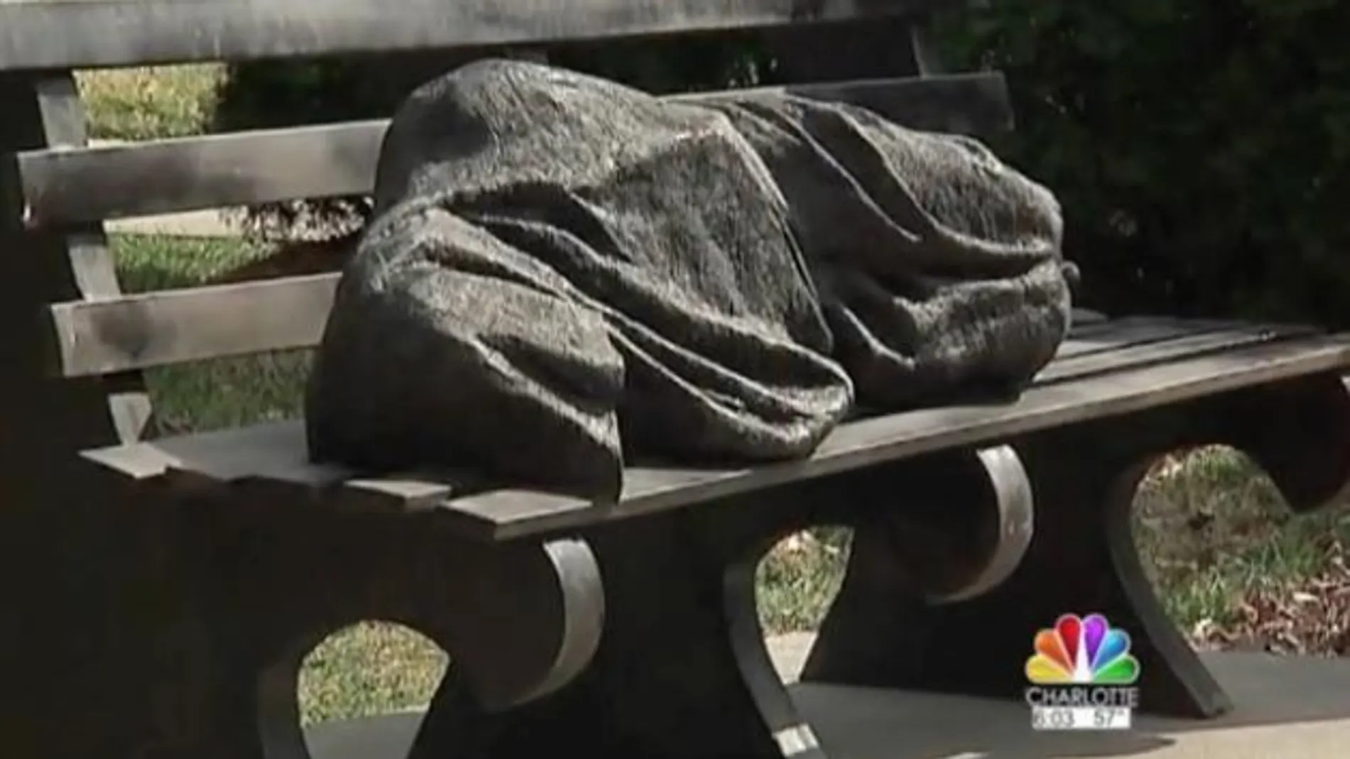 Polémica en EE UU por una escultura de un "homeless"durmiendo en un banco