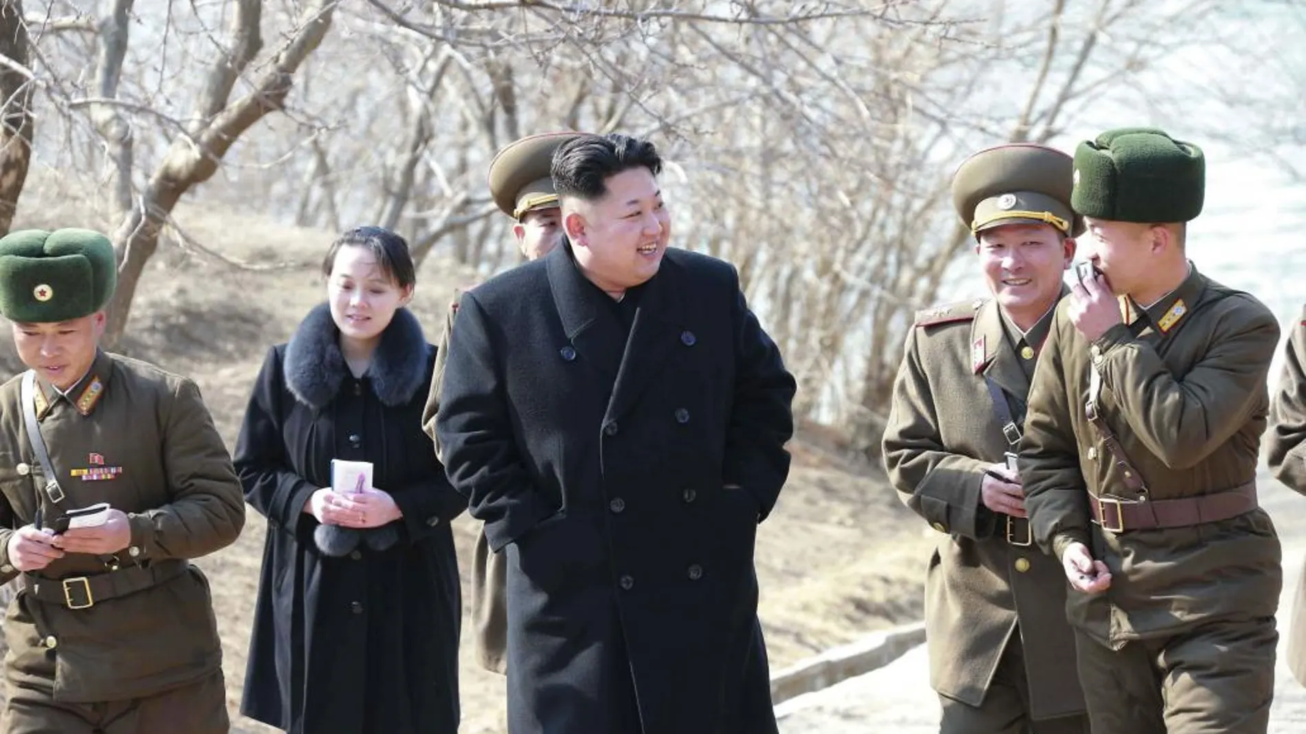 El líder norcoreano Kim Jong-un (c), junto a su hermana, Yo-jong (atrás), mientras visita un unidad militar en una isla cerca de la frontera con Corea del Sur, en el Mar Oriental.