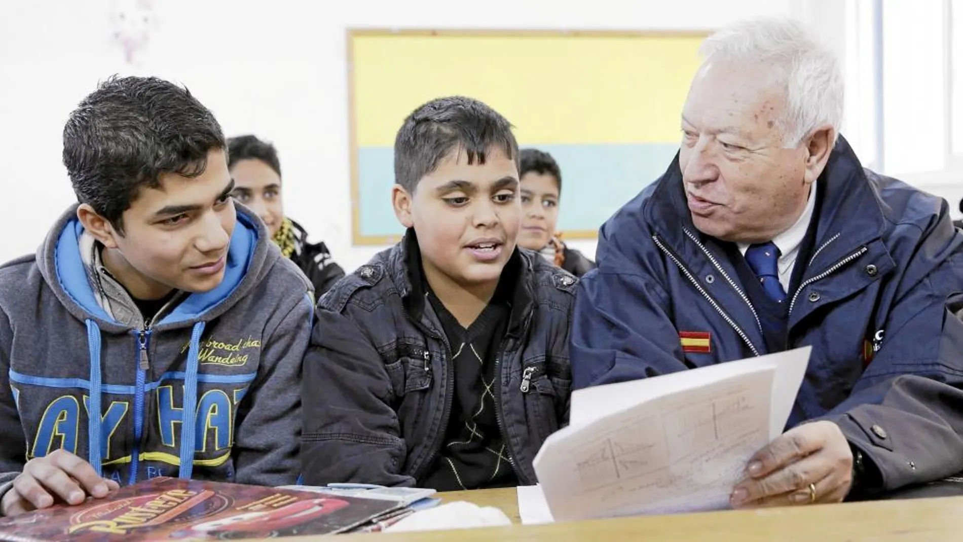 El ministro de Exteriores, José Manuel García-Margallo, con alumnos de un colegio de la Franja de Gaza